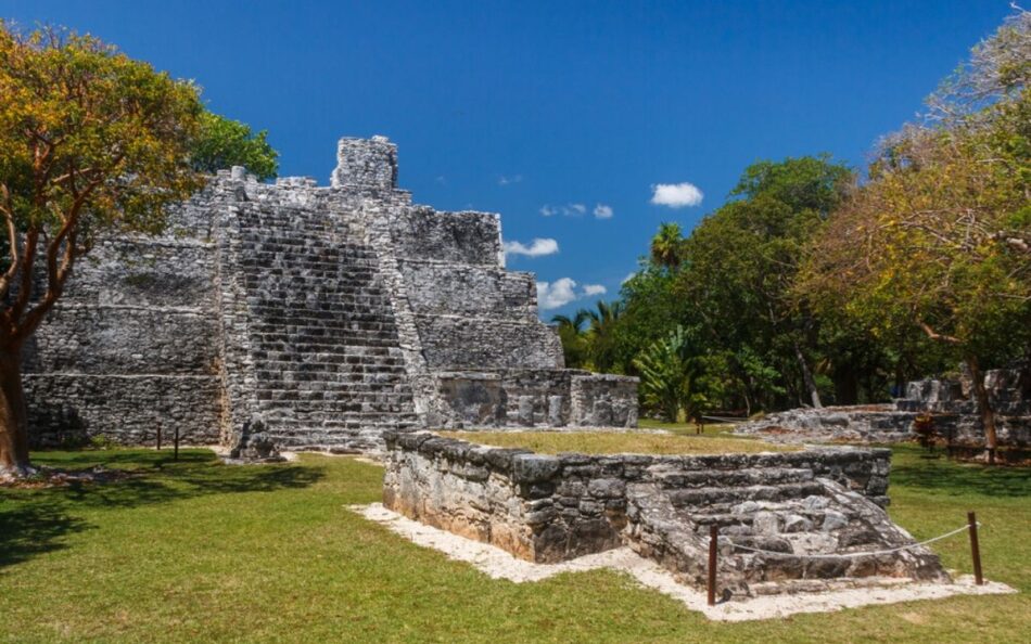 Conoce las 5 zonas arqueológicas más cerca de Isla Mujeres.